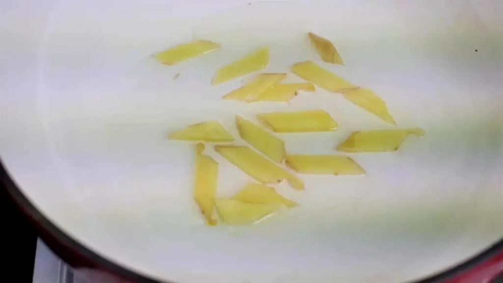 锅里放适量的油