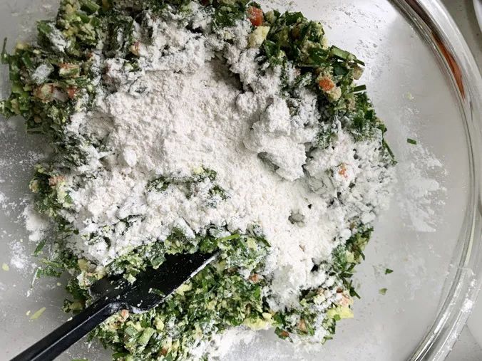 将调味,面粉分次加入拌均